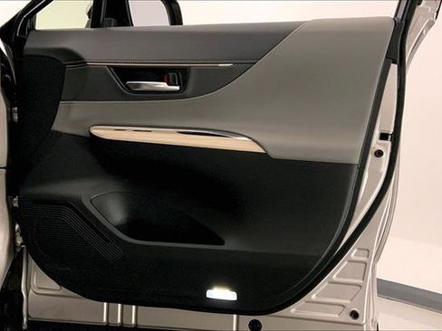 Used 2024 Toyota Venza XLE image 25