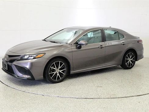 Used 2023 Toyota Camry SE FWD image 4