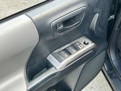 Used 2018 Toyota Tacoma SR5 AWD/4WD image 23