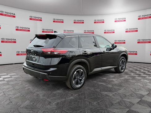 Used 2024 Nissan Rogue SV image 3