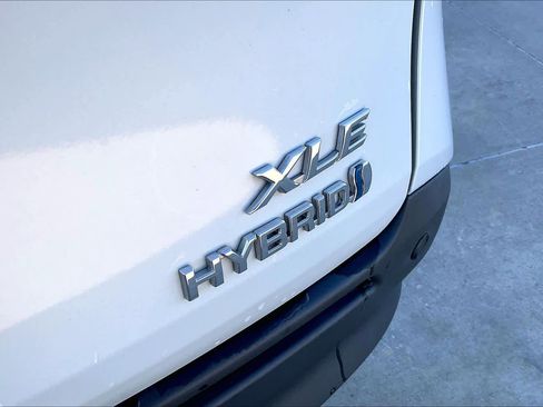 Used 2022 Toyota Sienna XLE image 9