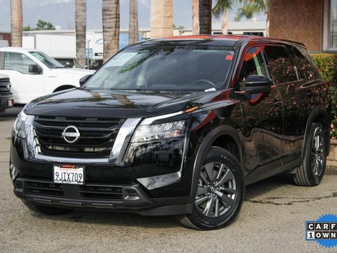 Used 2024 Nissan Pathfinder S image 3