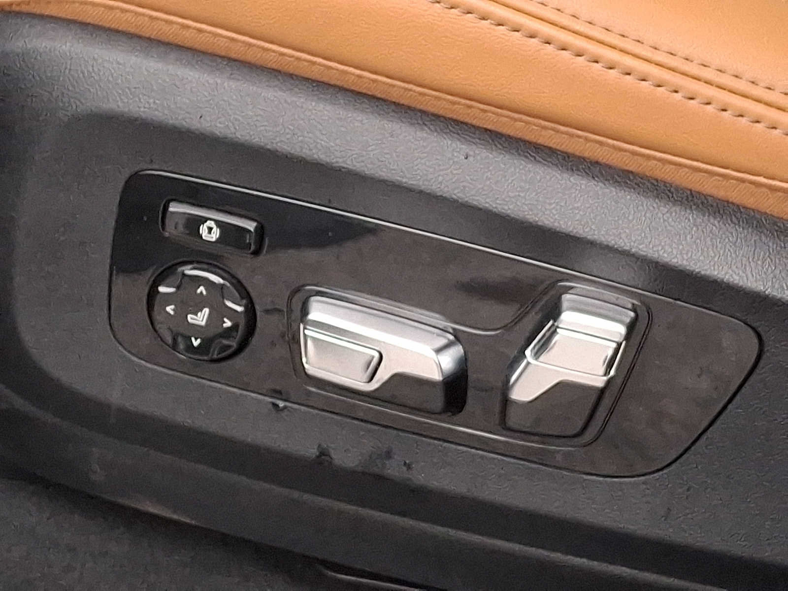 Used 2024 BMW X7 xDrive40i w/ M Sport Package AWD/4WD image 12