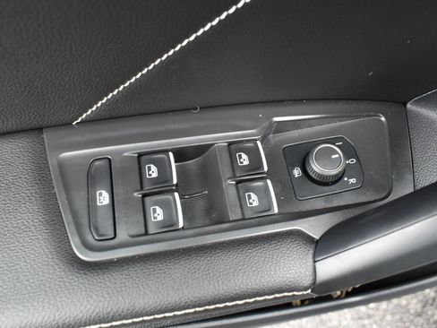 Used 2023 Volkswagen Tiguan SE w/ Panoramic Sunroof Package FWD image 43