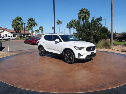 Used 2023 Volvo XC40 B5 Core image 1