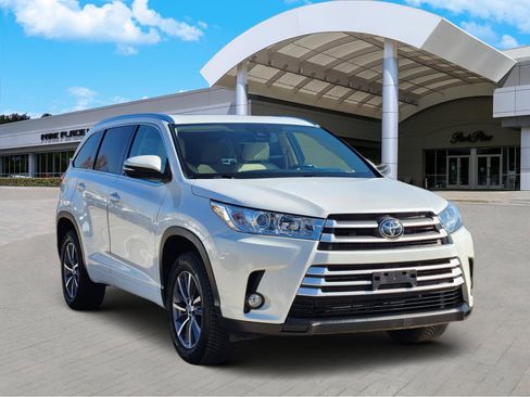 Used 2018 Toyota Highlander XLE image 2