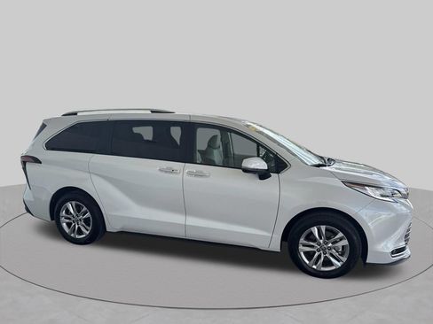 Used 2026 Toyota Sienna Limited FWD image 9