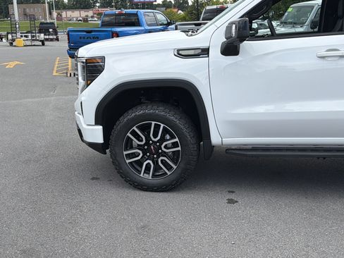 Used 2026 GMC Sierra 1500 AT4 w/ Technology Package AWD/4WD image 12