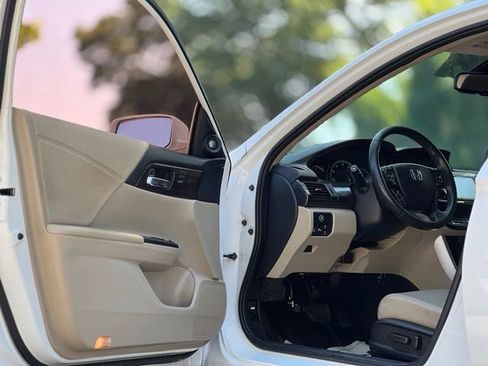 Used 2017 Honda Accord Touring image 9