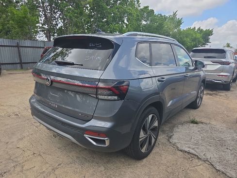 Used 2025 Volkswagen Taos SE AWD/4WD image 9