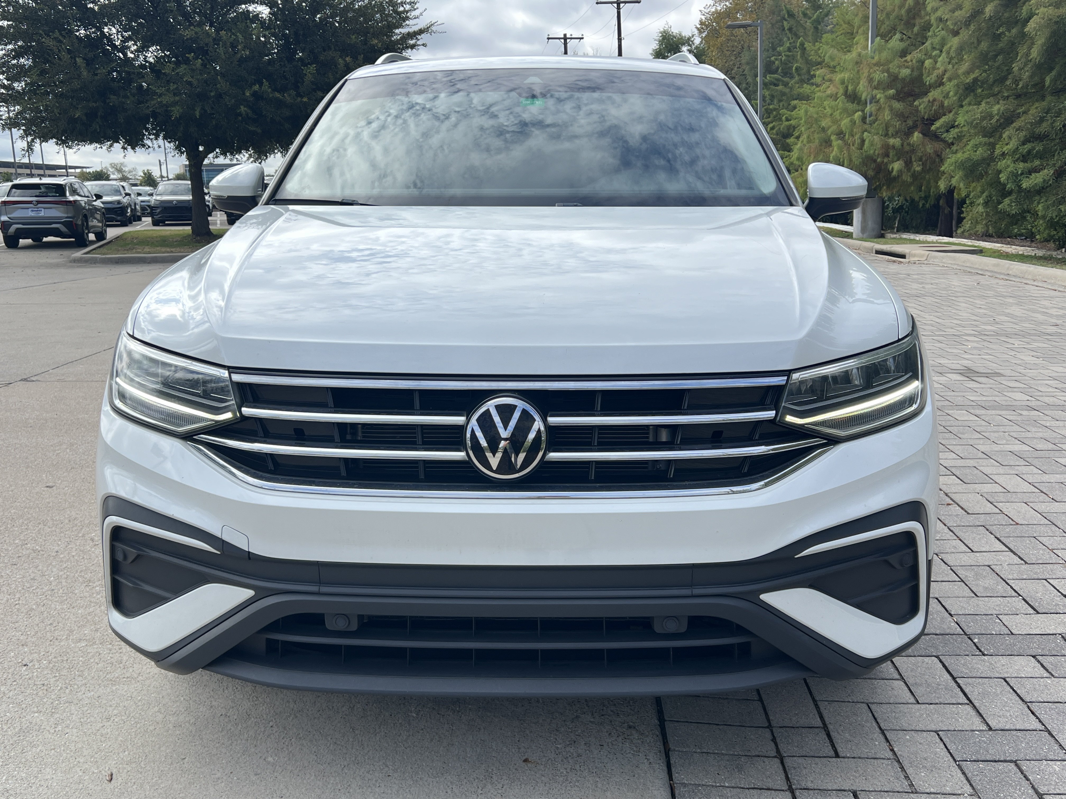 Used 2023 Volkswagen Tiguan SE w/ Panoramic Sunroof Package FWD image 3