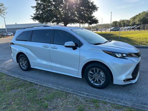Used 2024 Toyota Sienna XLE FWD image 7