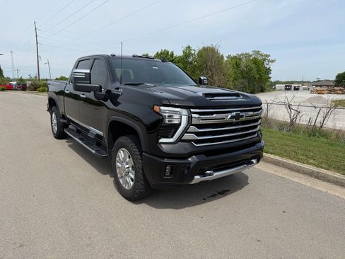 Used 2024 Chevrolet Silverado 2500 High Country w/ Technology Package AWD/4WD image 2