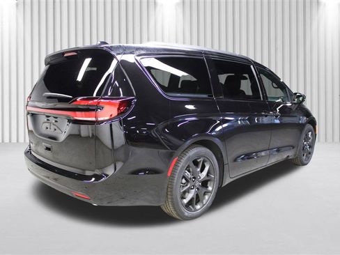 New 2026 Chrysler Pacifica Select w/ S Appearance Package image 3