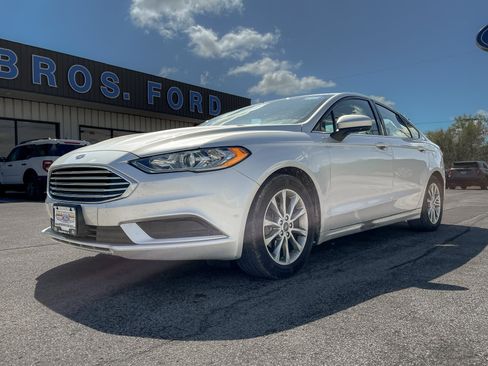 Used 2017 Ford Fusion SE w/ Fusion SE Technology Package FWD image 2