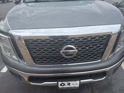 Used 2017 Nissan Titan SV image 6