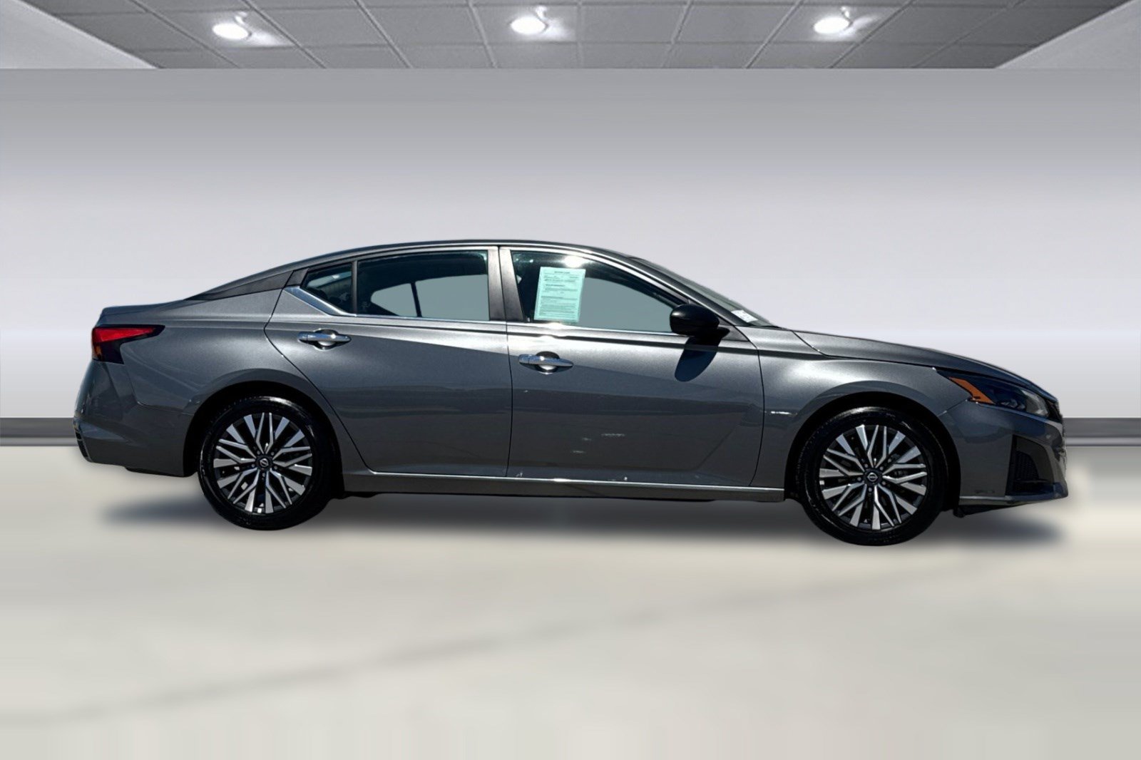 Used 2025 Nissan Altima 2.5 SV FWD image 8