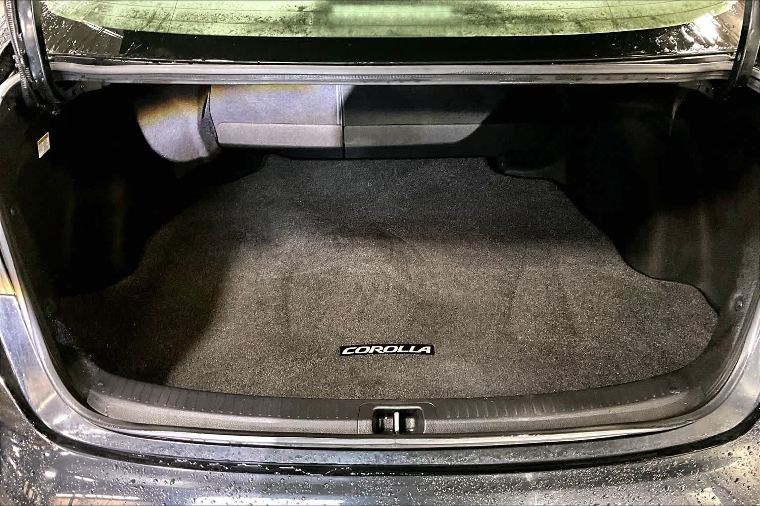 Used 2021 Toyota Corolla LE w/ Carpet Mat Package (TMS) FWD image 30