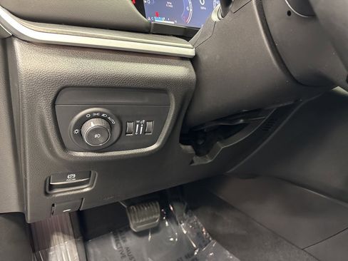 Used 2024 Jeep Grand Cherokee Limited w/ Black Appearance Package image 27