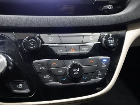 Used 2023 Chrysler Voyager LX image 26