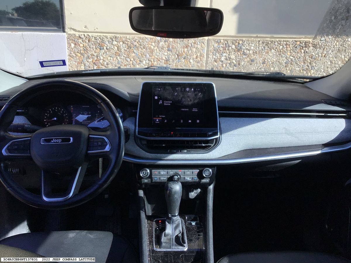 Used 2022 Jeep Compass Latitude w/ Sun and Sound Group FWD image 8