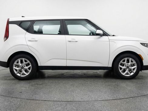 Used 2025 Kia Soul LX w/ LX Technology Package FWD image 11