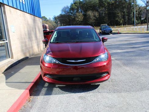 Used 2021 Chrysler Voyager LX image 2