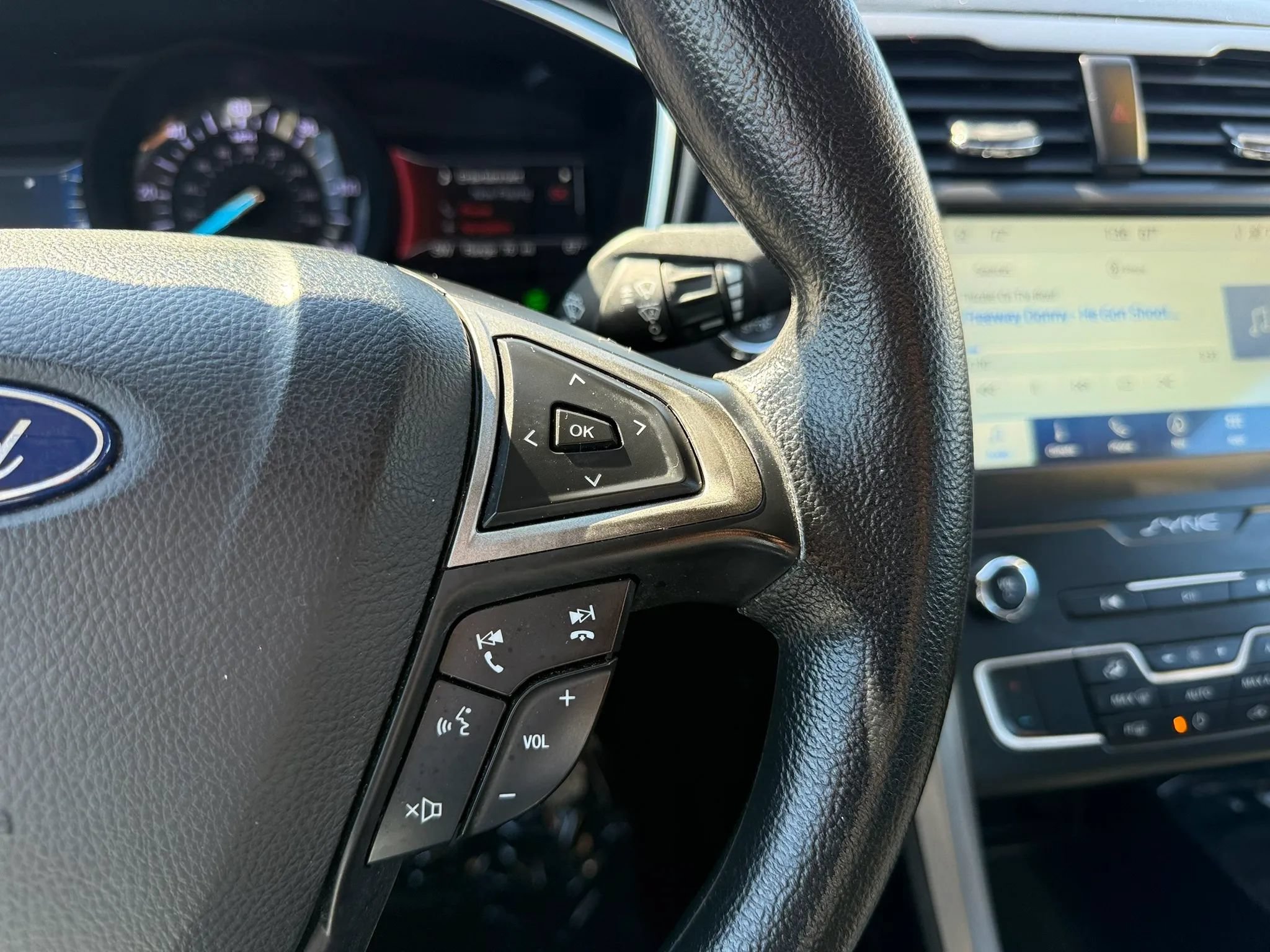 Used 2020 Ford Fusion SE FWD image 17