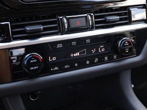 Used 2025 Nissan Pathfinder SV w/ SV Premium Package FWD image 21
