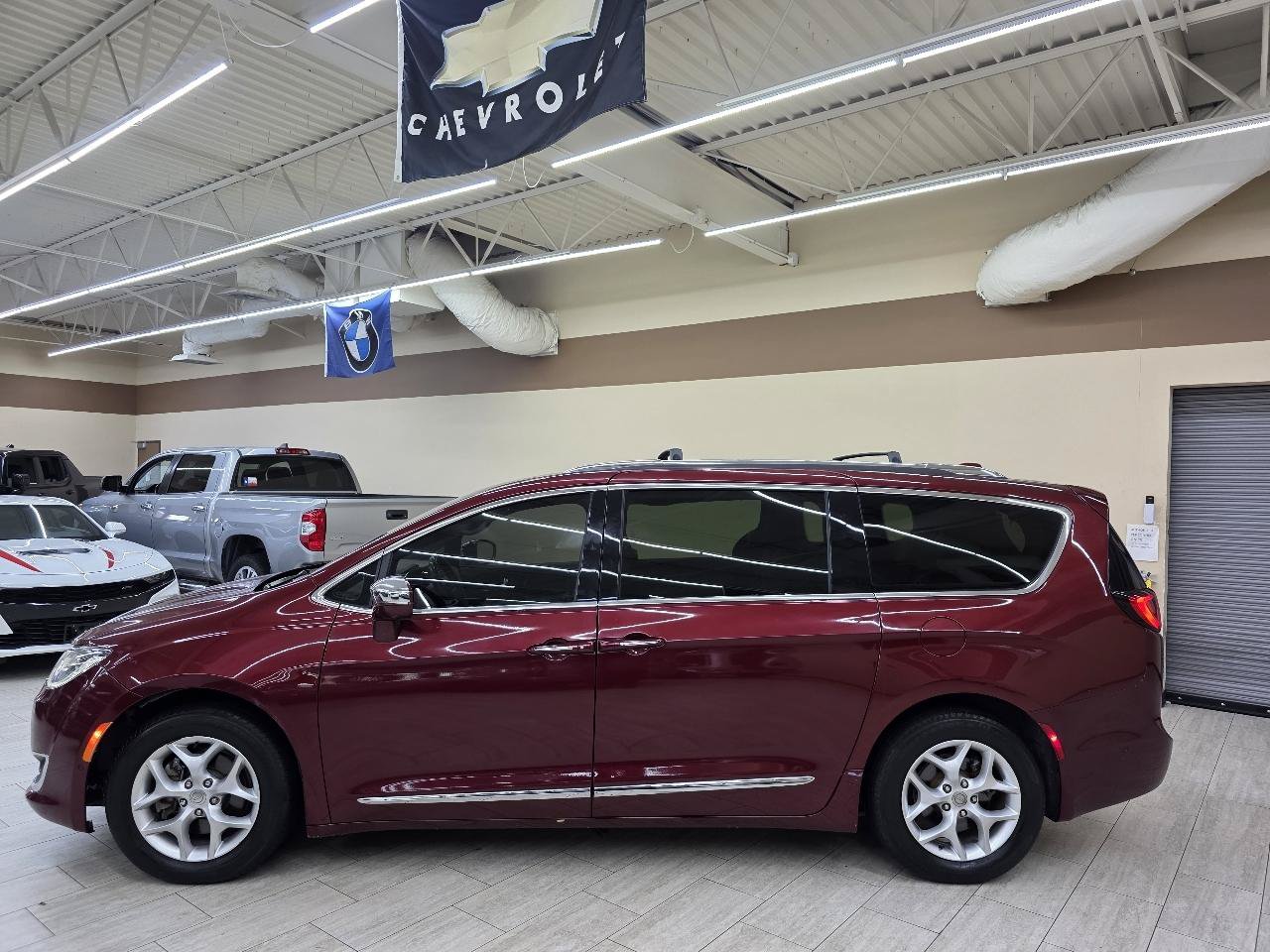 Used 2020 Chrysler Pacifica Limited w/ Advanced Safetytec Group FWD image 9