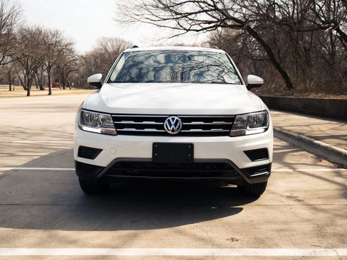 Used 2020 Volkswagen Tiguan SE w/ Panoramic Sunroof Package image 3