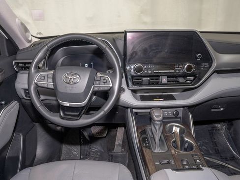 Used 2023 Toyota Highlander Platinum image 7