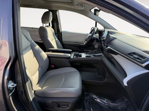 Used 2025 Toyota Sienna XLE image 19