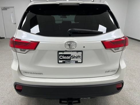 Used 2018 Toyota Highlander Plus w/ Carpet Mat Package (TMS) AWD/4WD image 9