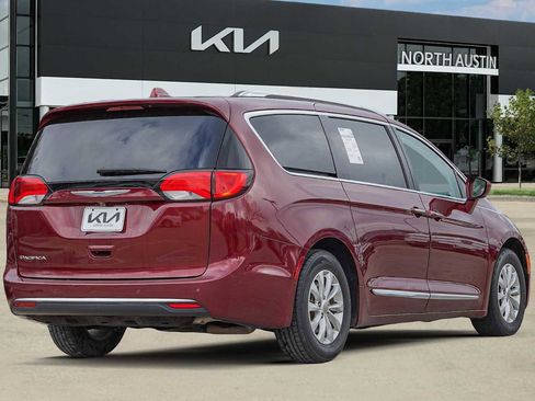 Used 2019 Chrysler Pacifica Touring-L image 6