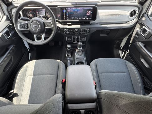 Used 2025 Jeep Wrangler Unlimited Sahara AWD/4WD image 25