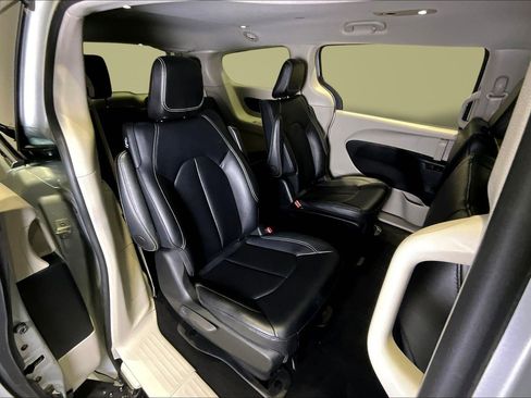Used 2024 Chrysler Pacifica Select image 25