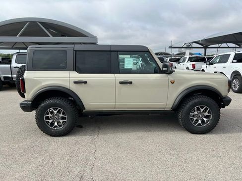 New 2025 Ford Bronco Badlands image 9
