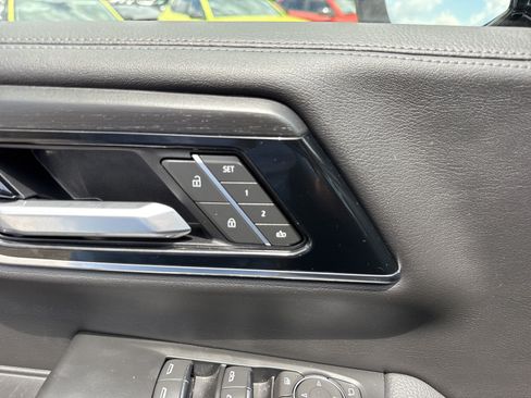 Used 2025 GMC Yukon Denali AWD/4WD image 13