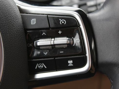 Used 2024 Kia Carnival EX image 27