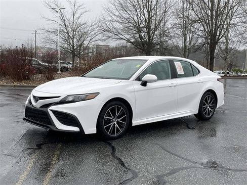 Used 2023 Toyota Camry SE image 1