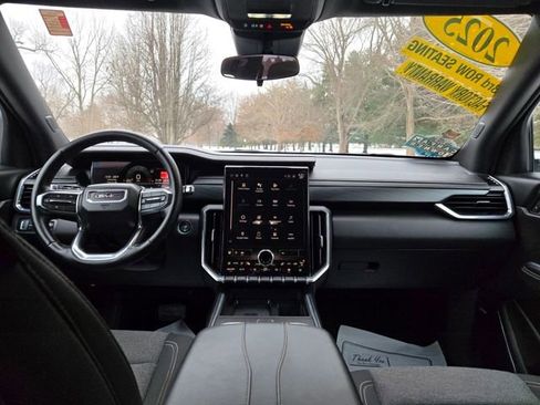 Used 2025 GMC Acadia Elevation image 12