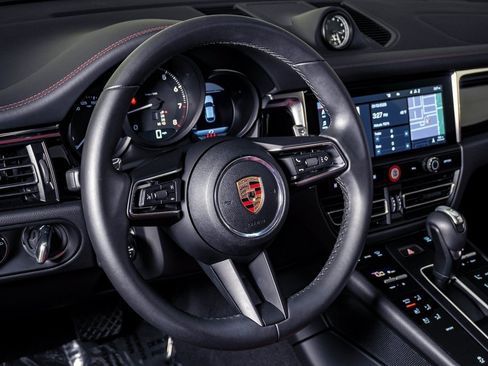 Certified 2025 Porsche Macan image 18