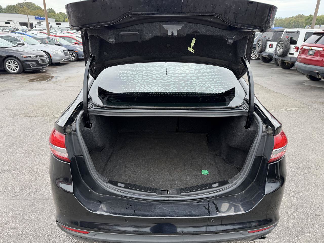 Used 2017 Ford Fusion SE w/ Fusion SE Technology Package FWD image 11