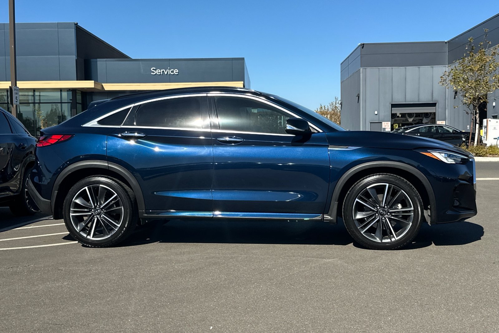 Certified 2023 INFINITI QX55 Luxe w/ Cargo Package AWD/4WD image 3