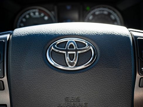 Used 2017 Toyota Tacoma TRD Sport image 31