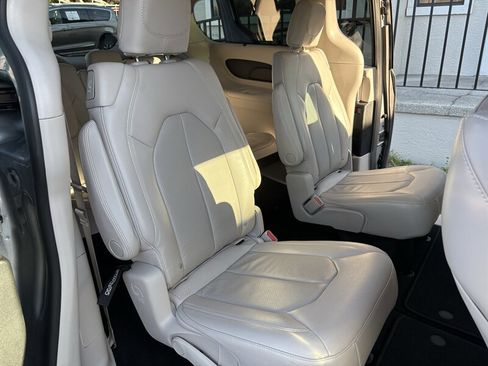 Used 2021 Chrysler Pacifica Touring-L image 24