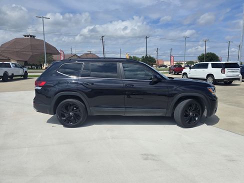 Used 2022 Volkswagen Atlas SE image 2