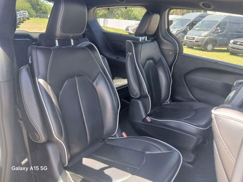 Used 2019 Chrysler Pacifica Limited w/ Advanced Safetytec Group FWD image 13