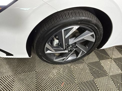 Certified 2025 Hyundai Elantra Limited FWD image 10